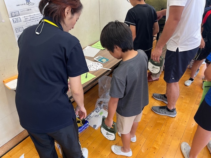 握力測定をしている写真