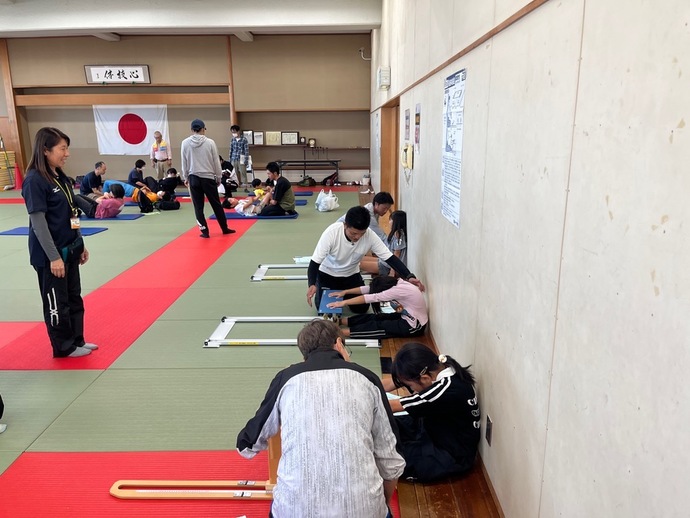 前屈をしている写真