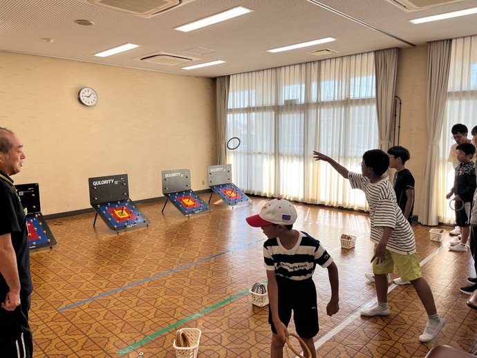 輪投げをしている写真