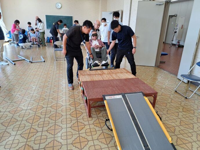 車いすで段差を上がっている写真