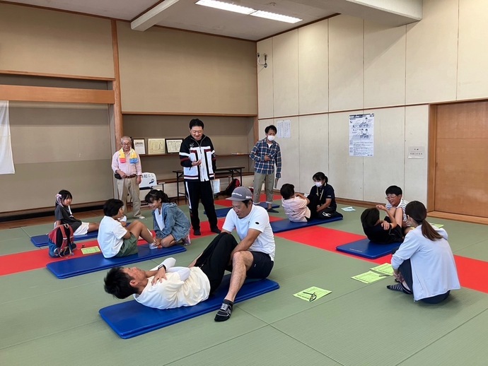 腹筋をしている写真
