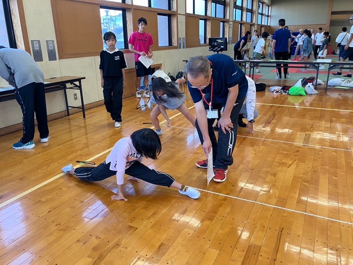 大股で1歩踏み出している写真
