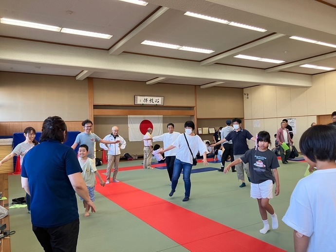 片足で立っている写真