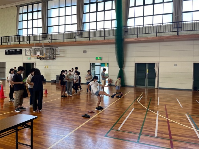 スリッパを飛ばしている写真