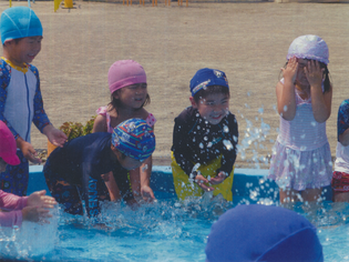 写真：保育園水遊び