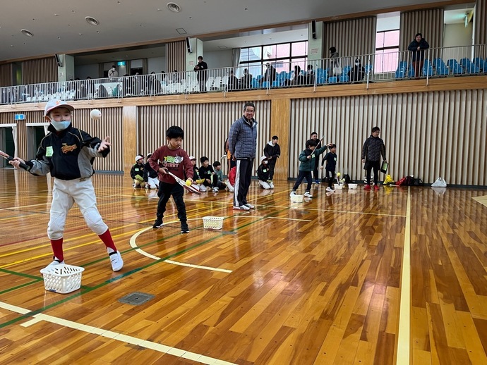 テニスボールを打っている写真