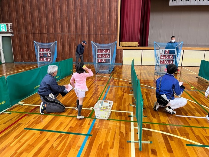 ストレックアウトをしている写真