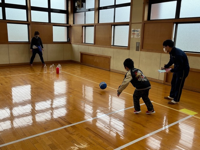 ボウリングをしている写真