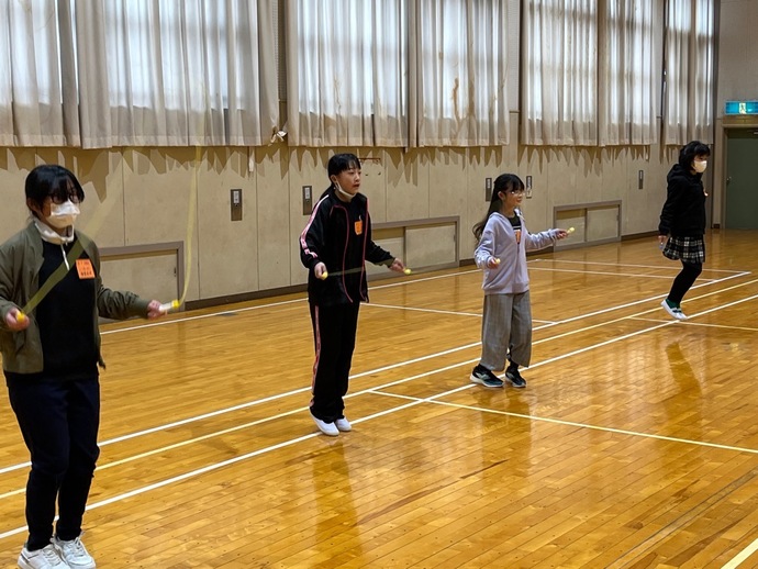 なわとびをしている写真