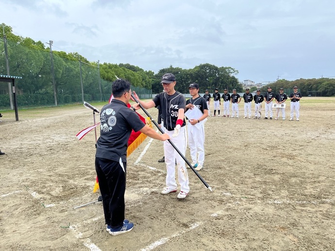 優勝旗を渡している写真