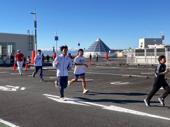 参加者が走り出している写真