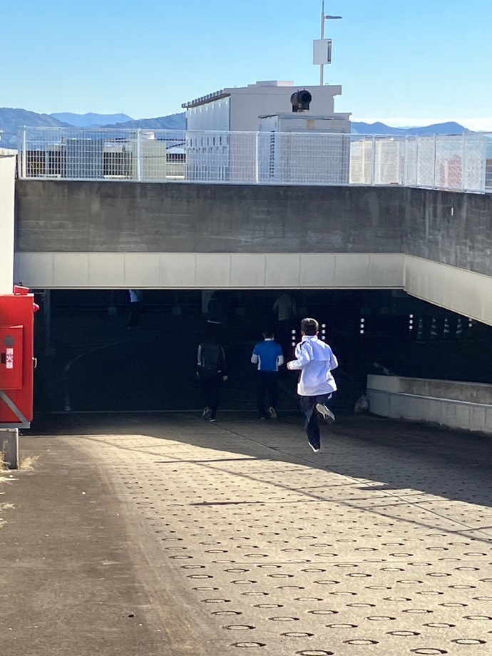 参加者が坂道を下っている写真