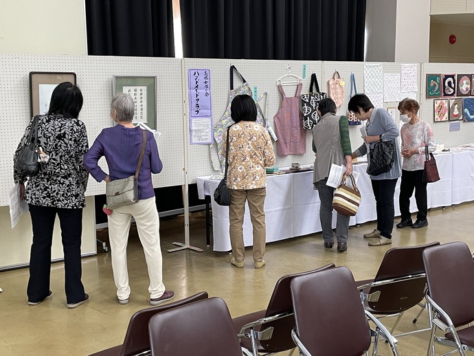 老人クラブ・女性の会　作品展示の様子