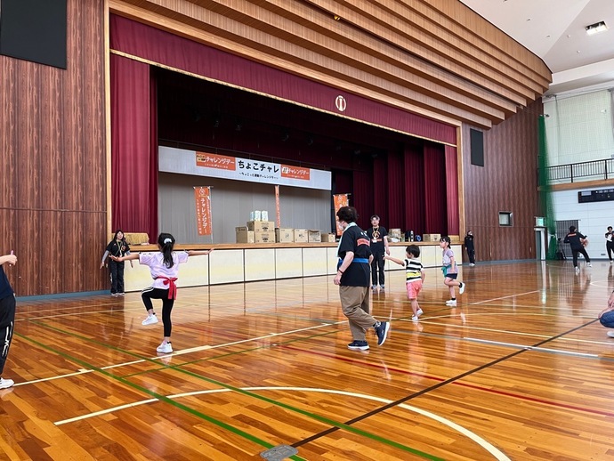 片足立ちで止まっている写真