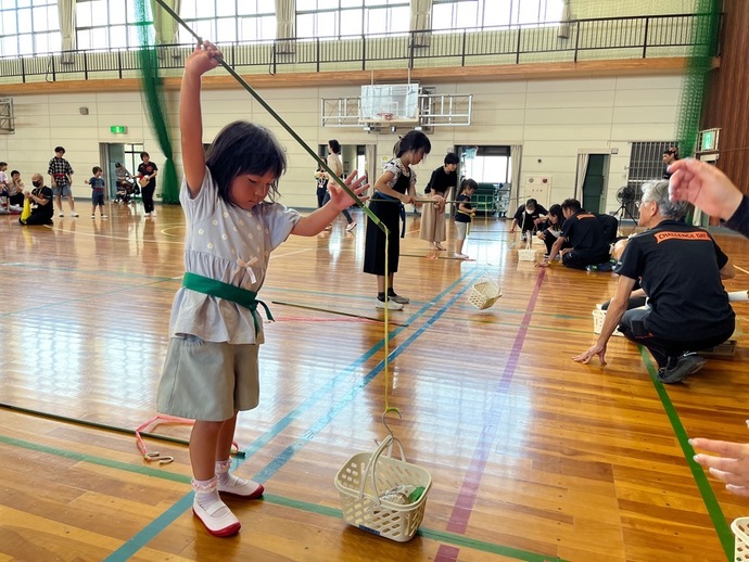 パンをかごから釣り上げている写真