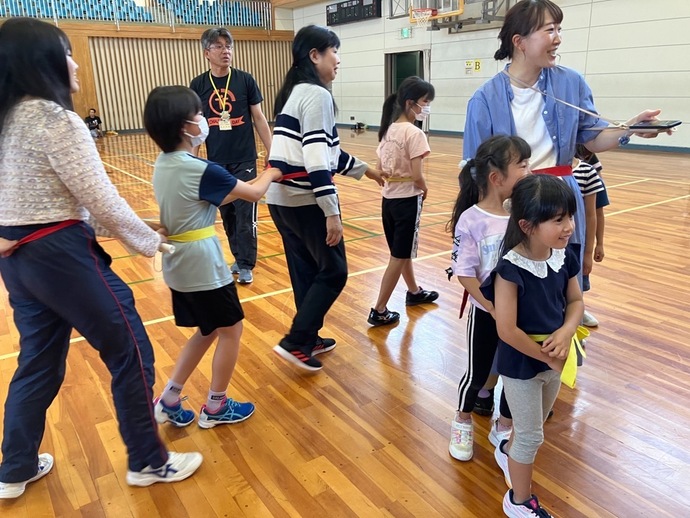 一列になって歩いている写真