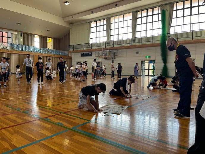 新聞紙をちぎっている写真