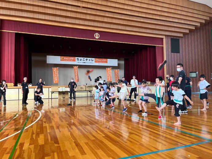 スリッパを飛ばしている写真