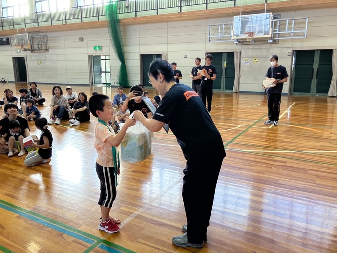 賞品を受け取っている写真