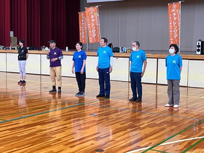 講師が一列に並んでいる写真