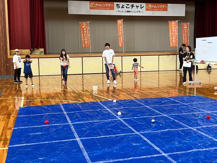 玉入れの玉を投げている写真