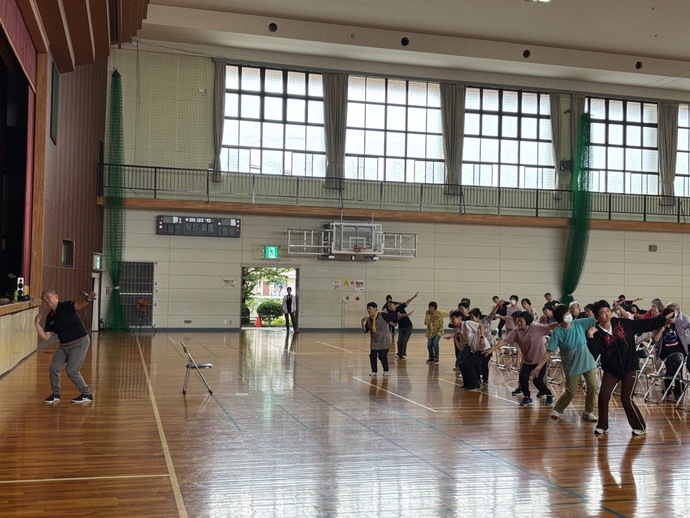 踊っている写真