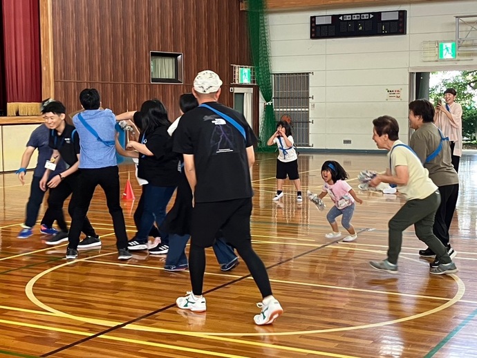 新聞紙を丸めた玉を鬼の背負う籠に入れる写真