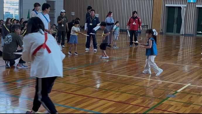 ピンポン玉を運んでいる写真
