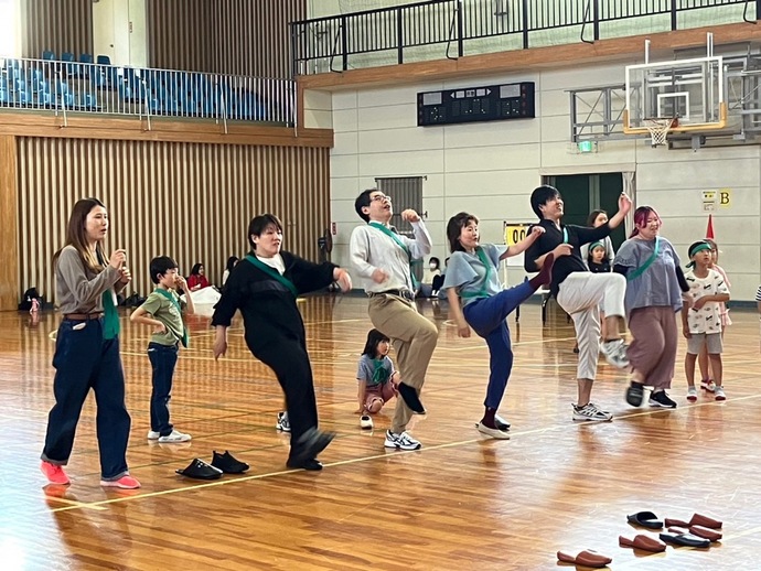 スリッパを飛ばしている写真