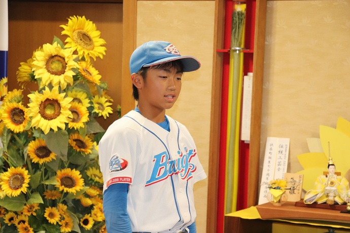 町長へ自己紹介をしている写真