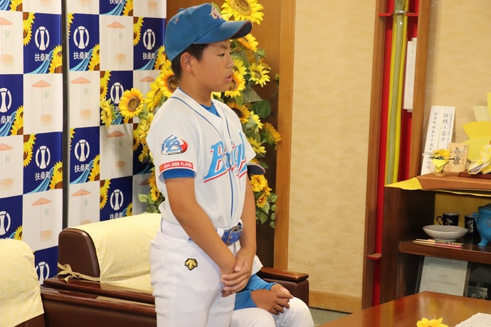 町長へ自己紹介をしている写真