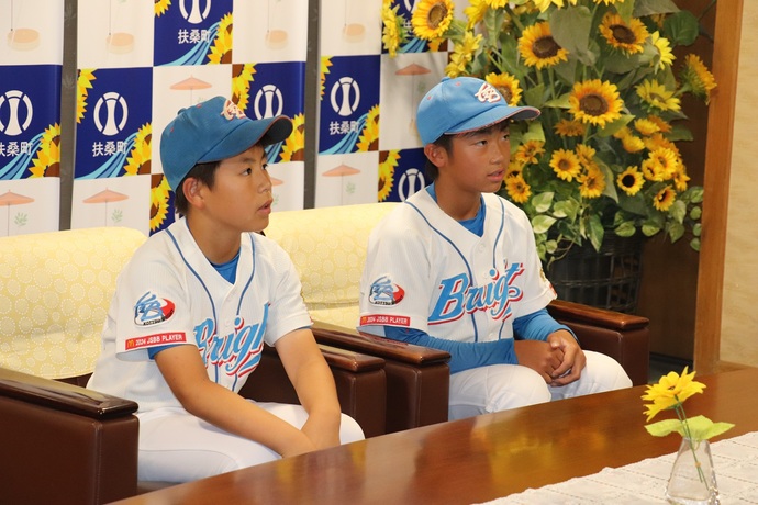 町長の話を聞いている写真
