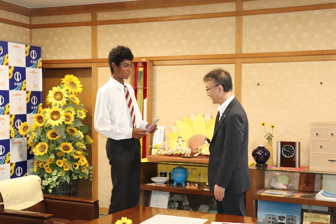 町長と話をしている写真