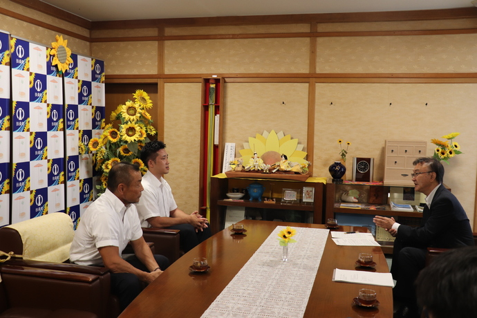 町長へ自己紹介をしている写真
