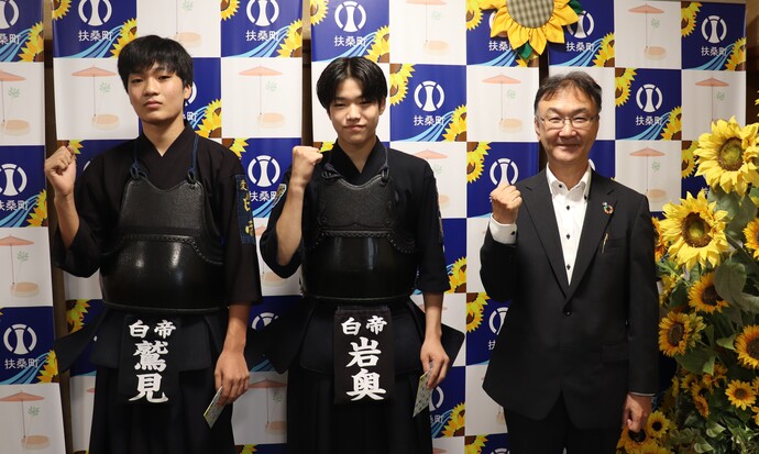 表敬訪問をしている写真