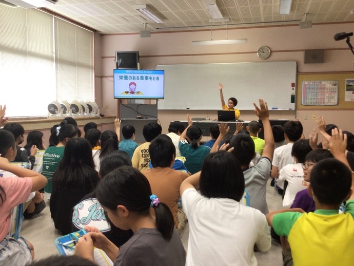 免疫特別授業を受ける扶桑東小学校の児童の様子