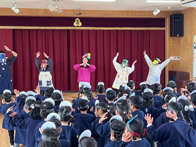 保育園で園児がげんきまん体操を踊っている様子