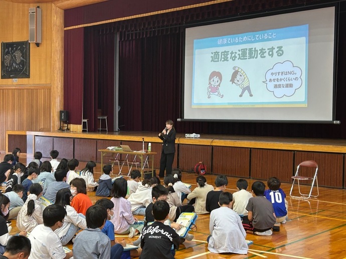 柏森小学校で免疫特別授業が開催された様子の写真