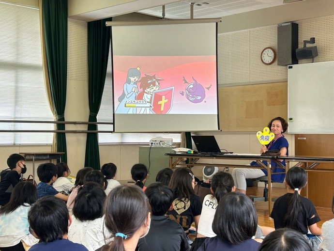山名小学校で免疫特別授業を開催した様子
