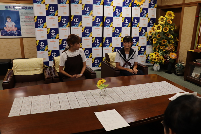 町長へ自己紹介をしている写真