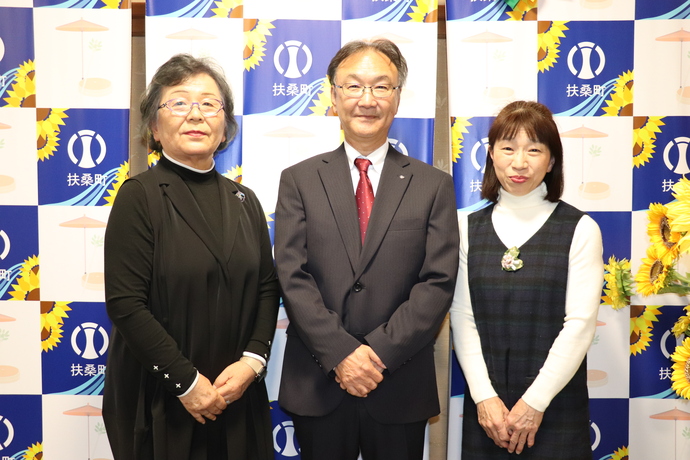 表敬訪問をしている写真