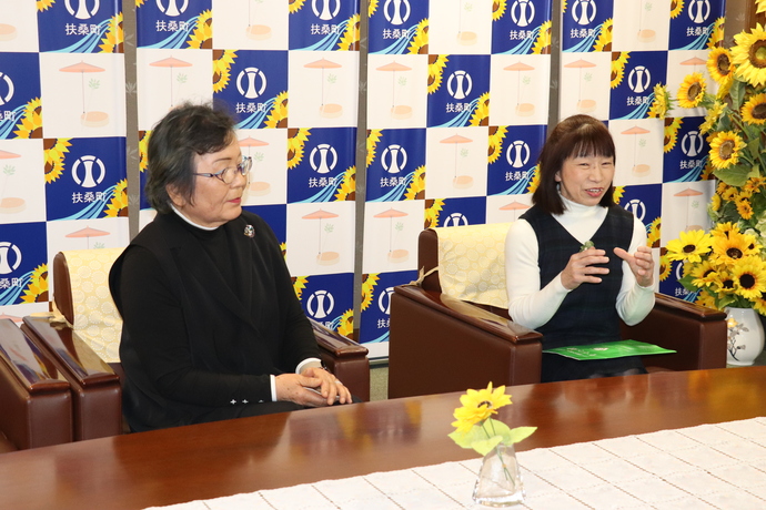 町長へ自己紹介をしている写真