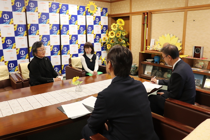 町長と談笑している写真