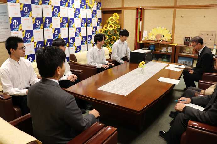 町長へ自己紹介をしている写真