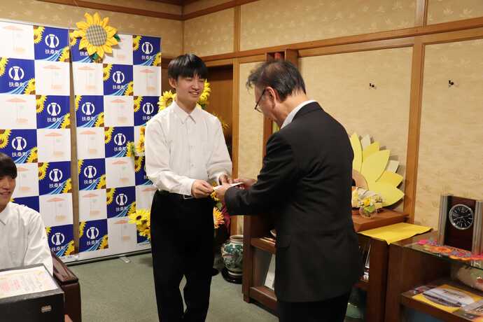 町長から激励金をもらっている写真