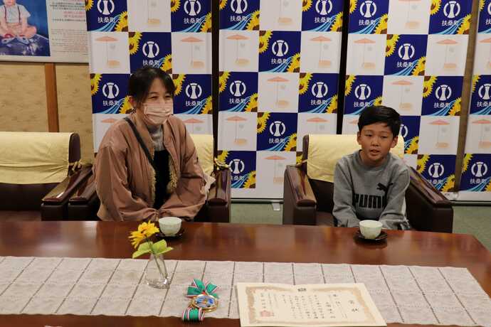 町長へ自己紹介をしている写真