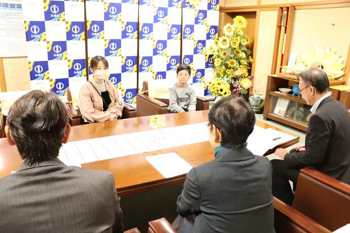 町長と談笑している写真