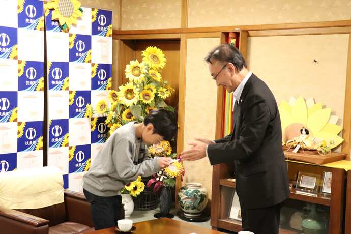 町長から激励金をもらっている写真