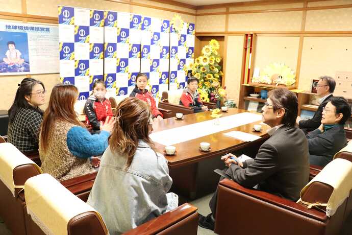 町長へ自己紹介をしている写真