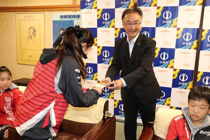 町長から激励金をもらっている写真